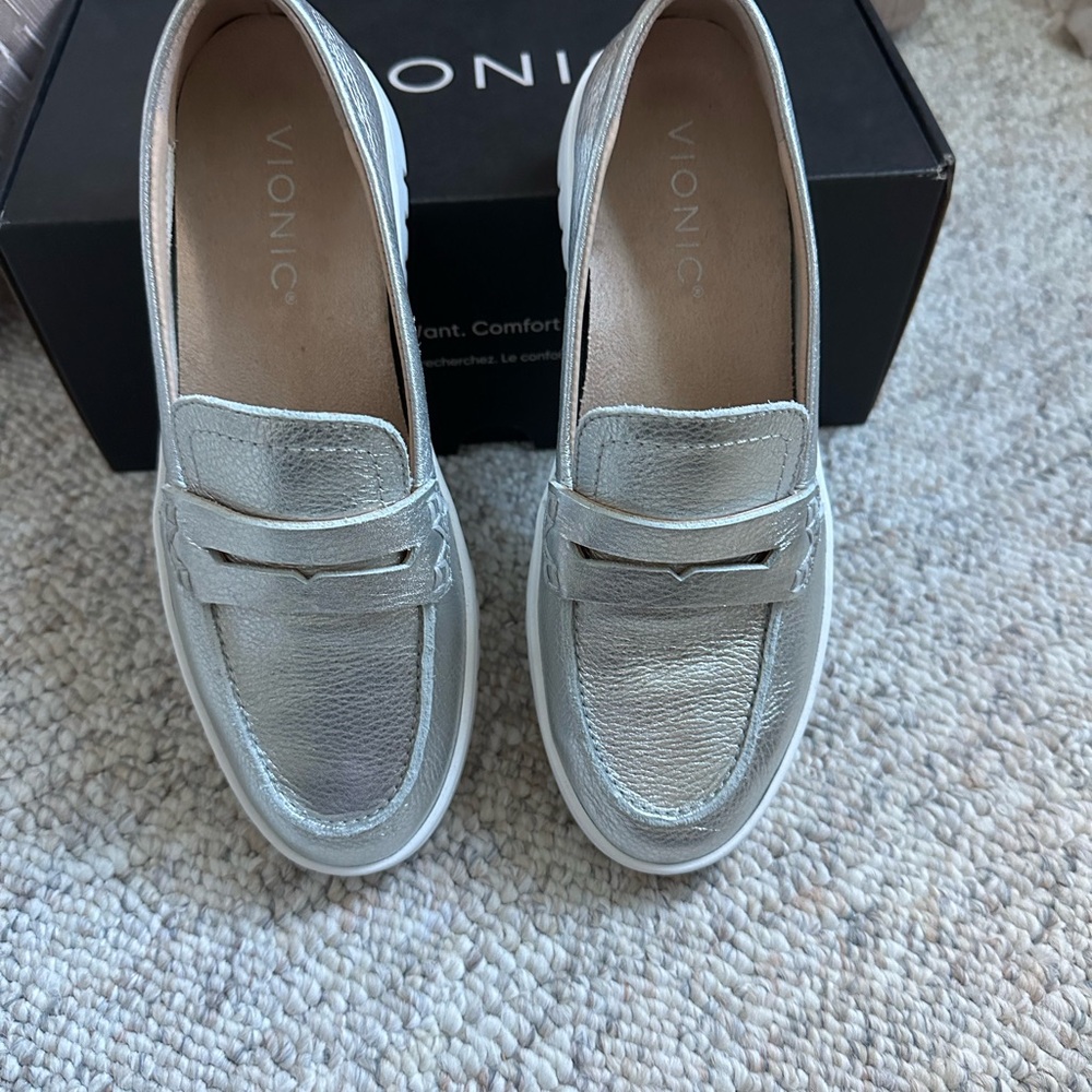 Vionic Women's Uptown Metallic Silver Loafers Size 6 New